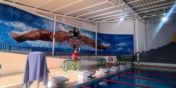 Las concejalas Carla Campoamor y Betsaida González, en la Piscina 29 de abril