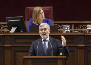 Clavijo propone a los portavoces parlamentarios acudir juntos al Congreso de los Diputados para demostrar la unidad canaria sobre los menores migrantes
