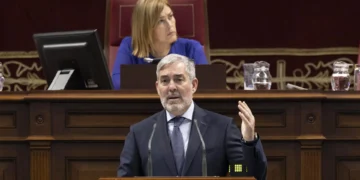 Clavijo propone a los portavoces parlamentarios acudir juntos al Congreso de los Diputados para demostrar la unidad canaria sobre los menores migrantes