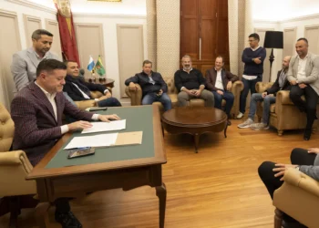 Los críticos de NC firman ante notario el protocolo de constitución de su nuevo partido
