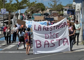 Un centenar de personas protestan por la gestión de la crisis migratoria en La Restinga