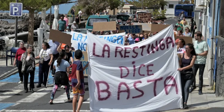 Un centenar de personas protestan por la gestión de la crisis migratoria en La Restinga
