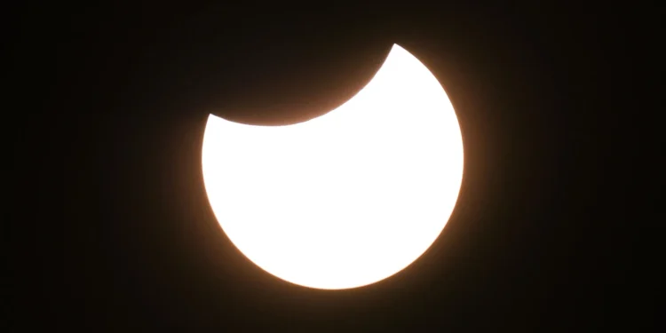 Eclipe parcial de Sol desde el Teide: sutil, pero una oportunidad para conocer el Cosmos
