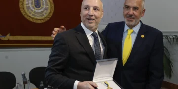 La UD Las Palmas recibe la Medalla de la ULPGC por su 75 aniversario y compromiso social