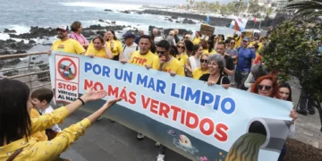 Un millar de personas pide una solución para Playa Jardín, cerrada desde hace ocho meses por vertidos