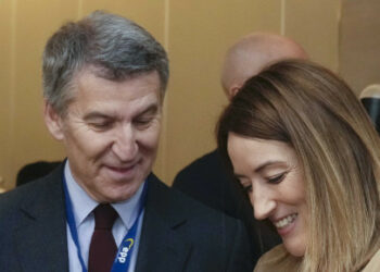 Feijóo tacha el acuerdo de PSOE y Junts de “racista y xenófobo” y exige que el Gobierno se haga cargo de los menores “de forma directa”