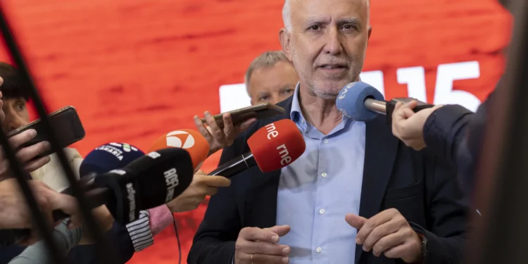 Torres desvela que padece cáncer, aunque seguirá como ministro a todos los efectos