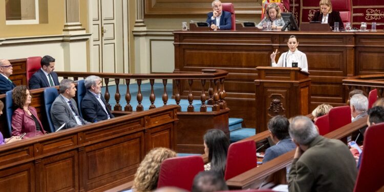 Jéssica de León pide responsabilidad a los grupos parlamentarios para aprobar la ley del alquiler vacacional