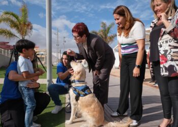 Candelaria Delgado entrega a Benjamín y Yogui la primera chapa acreditativa de perro de asistencia