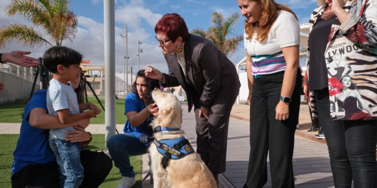 Candelaria Delgado entrega a Benjamín y Yogui la primera chapa acreditativa de perro de asistencia
