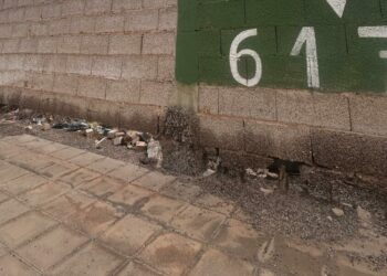Los vecinos denuncian el riesgo de un muro deteriorado en Puerto del Rosario, y el Ayuntamiento admite saturación en Urbanismo