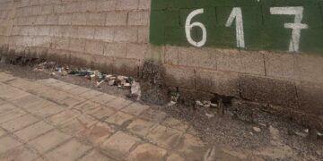 Los vecinos denuncian el riesgo de un muro deteriorado en Puerto del Rosario, y el Ayuntamiento admite saturación en Urbanismo