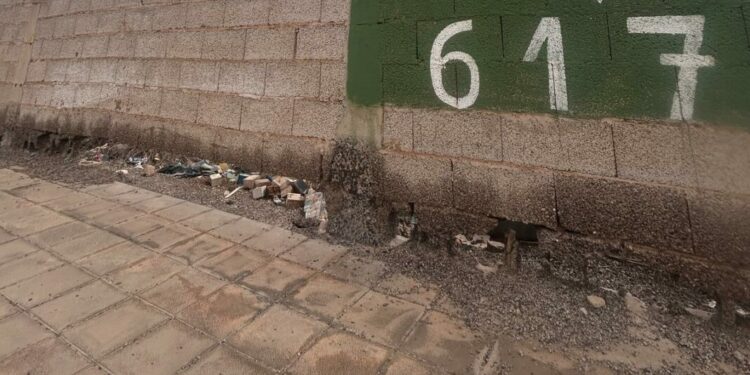 Los vecinos denuncian el riesgo de un muro deteriorado en Puerto del Rosario, y el Ayuntamiento admite saturación en Urbanismo