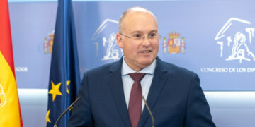 Tellado denuncia que el Gobierno no ha llevado propuestas a la reunión sobre inmigración y que su objetivo es eludir sus responsabilidades