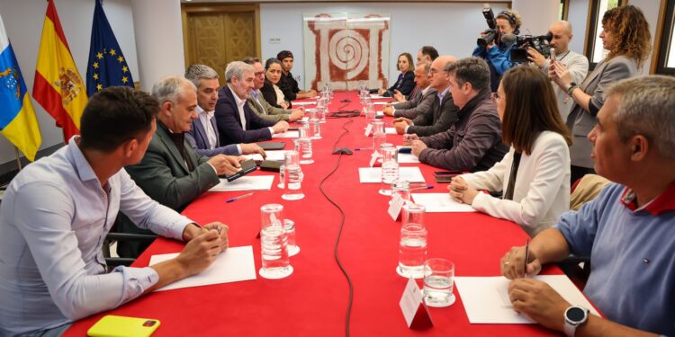 El Gobierno media entre representantes del Estado y el pueblo herreño para recuperar la normalidad de La Restinga