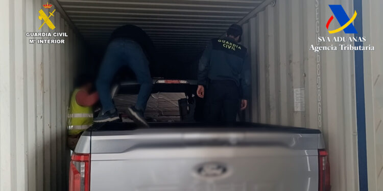Recuperados 21 vehículos de alta gama sustraídos ocultos en contenedores en el puerto de Valencia