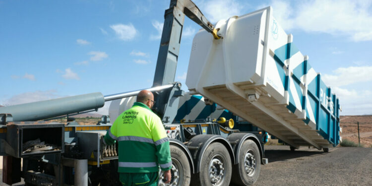 El Cabildo de Fuerteventura adquiere diez contenedores de compactación para mejorar el traslado de los residuos municipales a Zurita
