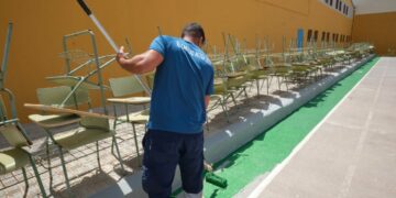 El plan de empleo ‘El Cabildo Actúa’ amplía sus actuaciones a más centros educativos de Fuerteventura