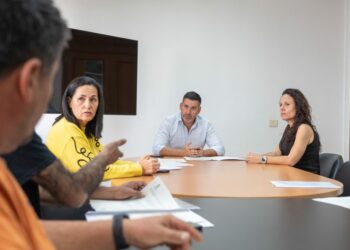 ALEJANDRO MARICHAL Y LUCIA JIMENEZ ATIENDEN LAS DUDAS DE UN BENEFICIADO POR LAS AYUDAS