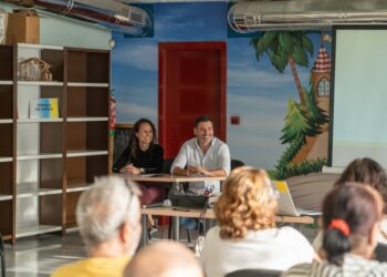 Archivo. Alejandro Marichal y Lucía Jiménez en una reunión con vecinos del Castillo Romeral