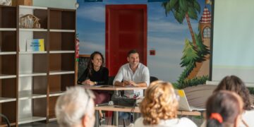 Archivo. Alejandro Marichal y Lucía Jiménez en una reunión con vecinos del Castillo Romeral