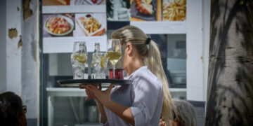 La Mesa Sindical de Hostelería ve «insuficiente» la subida del 4 % que ofrece la patronal y mantiene su huelga