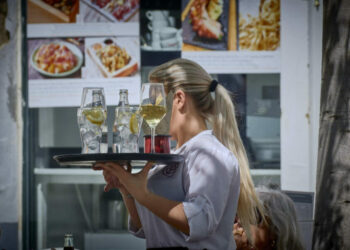 El paro crece en Canarias un 15% en marzo pese al aumento de número de personas trabajando