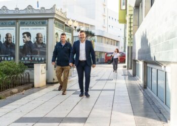 Dimas Sarmiento y Alejandro Marichal llegan al edificio de la consejería