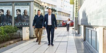 Dimas Sarmiento y Alejandro Marichal llegan al edificio de la consejería