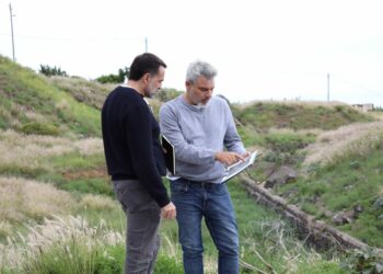 El edil David Hernández, junto al arquitecto municipal, durante una visita a los terrenos que albergarán el nuevo parque en La Vera (I)