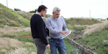El edil David Hernández, junto al arquitecto municipal, durante una visita a los terrenos que albergarán el nuevo parque en La Vera (I)