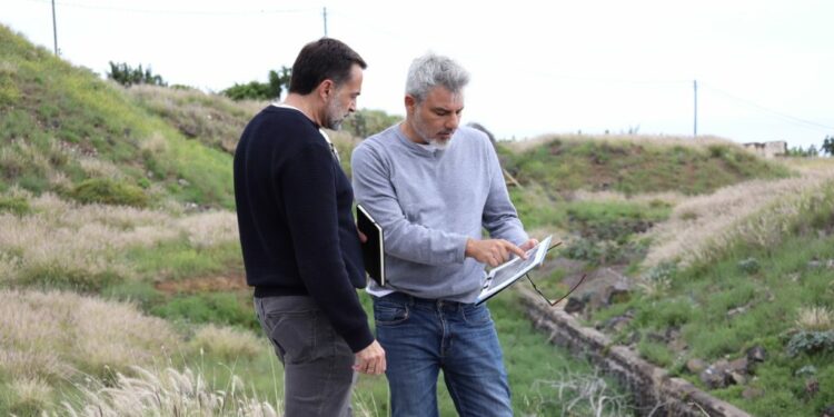 El edil David Hernández, junto al arquitecto municipal, durante una visita a los terrenos que albergarán el nuevo parque en La Vera (I)