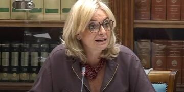 Monzón destaca en el Parlamento que el SCS garantiza una atención sanitaria adecuada a las personas migrantes