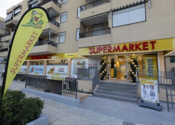 Fachada de HiperDino Express Arona