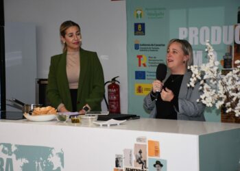 FOTO ARCHIVO CONCEJALA DESARROLLO LOCAL EN ACTO DE PROMOCIÓN productos KM0 Valsequillo