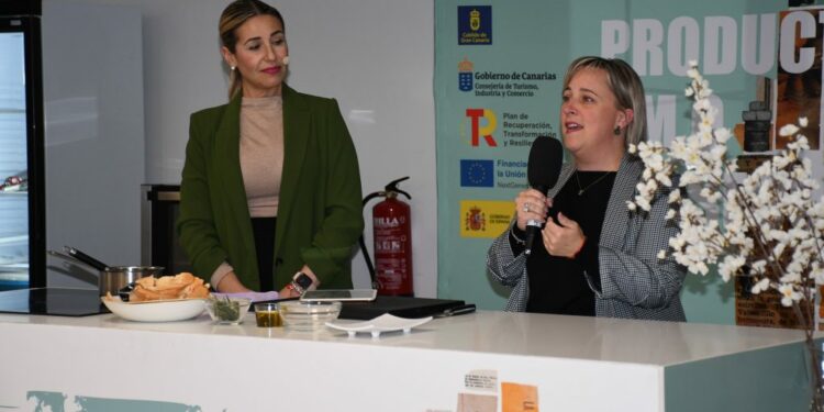 FOTO ARCHIVO CONCEJALA DESARROLLO LOCAL EN ACTO DE PROMOCIÓN productos KM0 Valsequillo