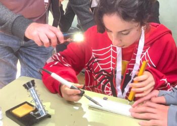 Un centenar de estudiantes de diez centros participan en la quinta edición de la competición regional CanSat