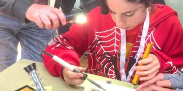 Un centenar de estudiantes de diez centros participan en la quinta edición de la competición regional CanSat