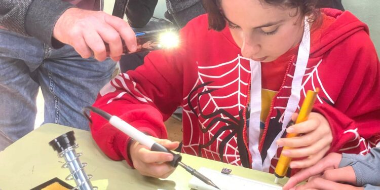 Un centenar de estudiantes de diez centros participan en la quinta edición de la competición regional CanSat