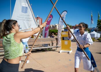 Educación promueve la enseñanza de la lucha del garrote con un libro y un cuaderno de recursos didácticos