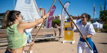Educación promueve la enseñanza de la lucha del garrote con un libro y un cuaderno de recursos didácticos