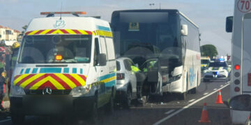 Fallece un hombre de 69 años en una colisión frontal entre un coche y una guagua en Caleta de Fuste