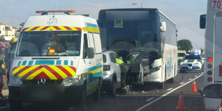 Fallece un hombre de 69 años en una colisión frontal entre un coche y una guagua en Caleta de Fuste