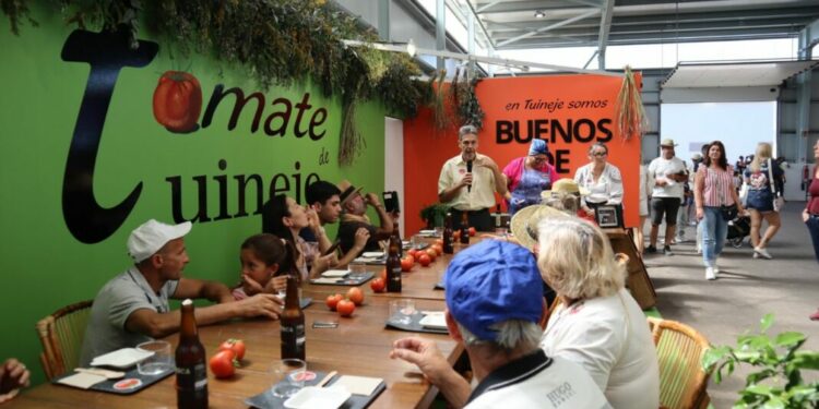 Tuineje pone en valor su tradición tomatera y el orgullo local en una de las FEAGA más concurridas