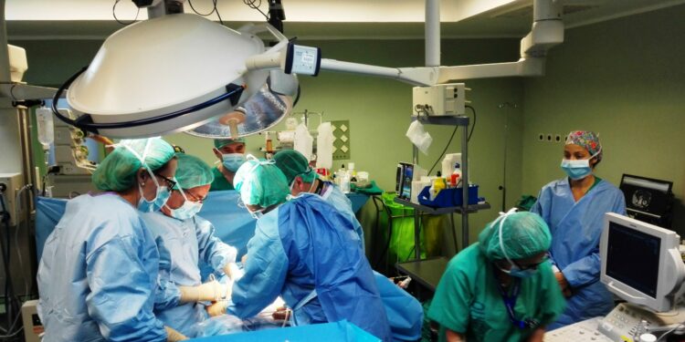 Canarias se sitúa por primera vez por debajo de la media nacional en demora quirúrgica, con cuatro días menos