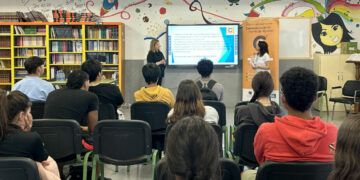 La Asociación Empresarios Puerto del Rosario acerca el comercio local al alumnado del IES Puerto Cabras