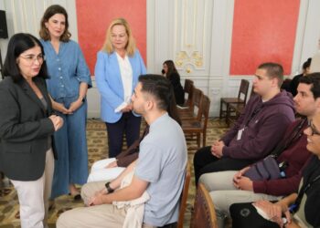 La alcaldesa, Carolina Darias, junto a las concejalas de Educación y Juventud, saluda a estudiantes del IES Alonso Quesada