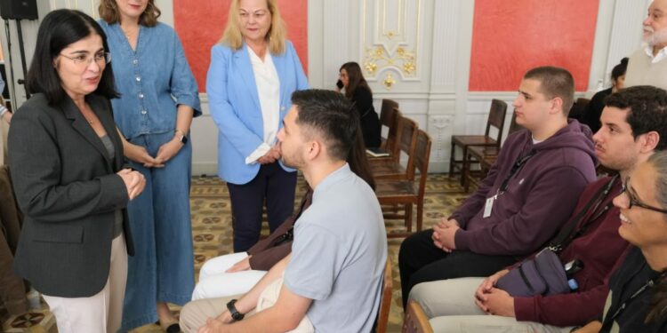 La alcaldesa, Carolina Darias, junto a las concejalas de Educación y Juventud, saluda a estudiantes del IES Alonso Quesada