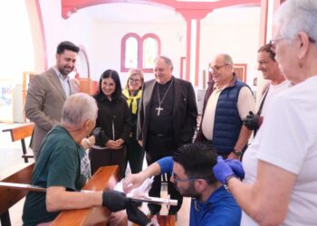 La alcaldesa, Carolina Darias, junto al obispo José Mazuelos en la presentación de la coronación de la Virgen del Carmen de La Isleta