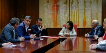 La alcaldesa, Carolina Darias, preside la toma de posesión del director general de Urbanismo y Vivienda, Héctor Romero (2i)